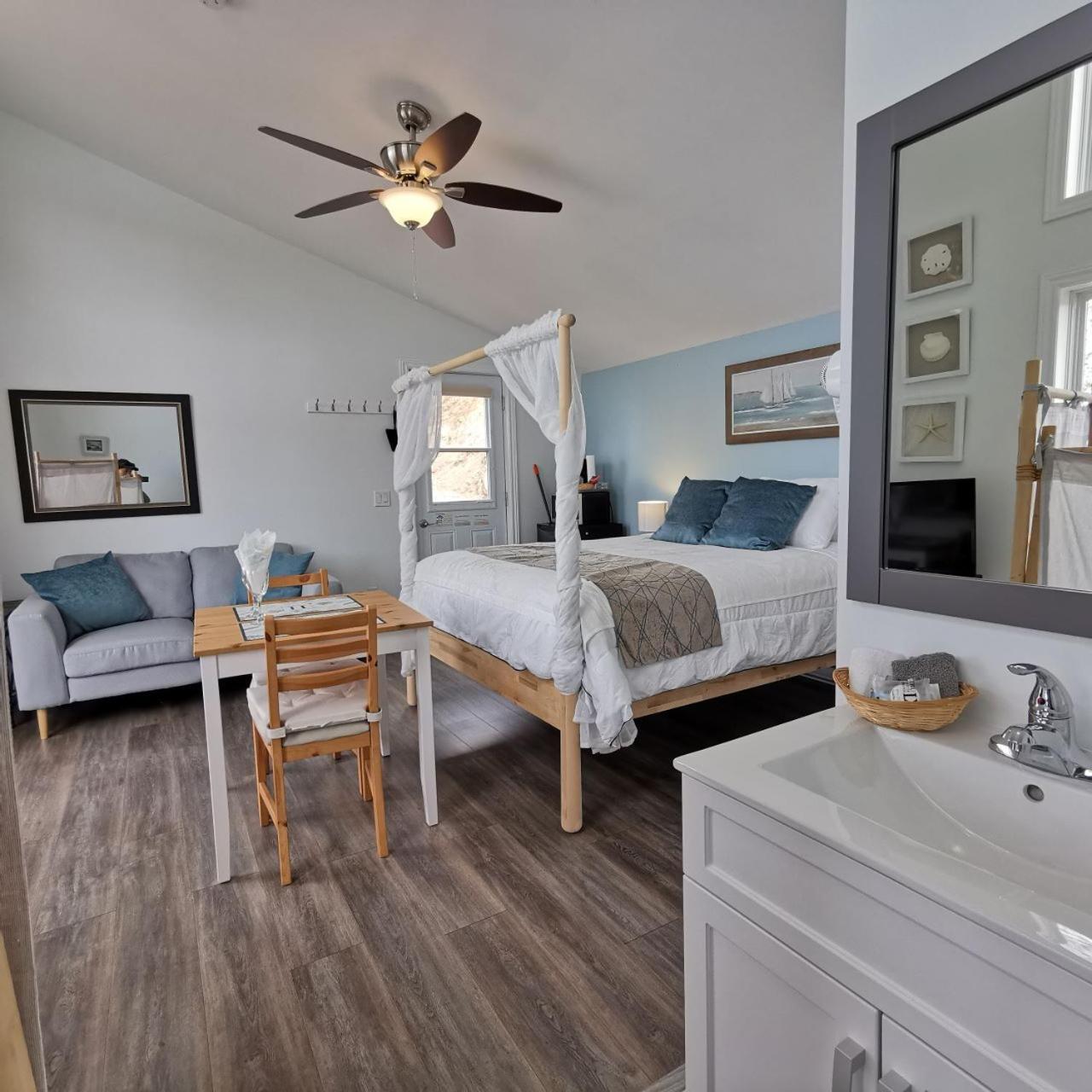 Knotty Pine Ocean Front Suite - Adults Only Ingonish Bilik gambar